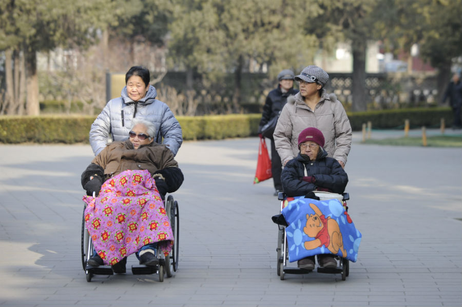 A população de idosos tem aumentado na China a um ritmo insustentável desde a implementação da política do filho único. Sem uma verdadeira rede de segurança social, a lei deixou quatro avós e dois pais com apenas um zelador para a velhice (WANG Zhao / AFP / Getty Images)