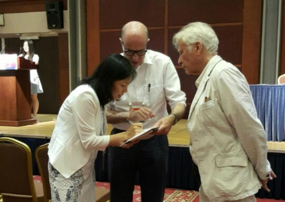 O professor Robert Simon (meio) apresenta petição exigindo que parem com a extração ilegal de órgãos na China (Minghui.org)