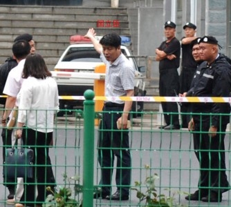 Forte segurança na porta do tribunal popular em Sanhe, província de Hebei (Foto fornecida por testemunhas)