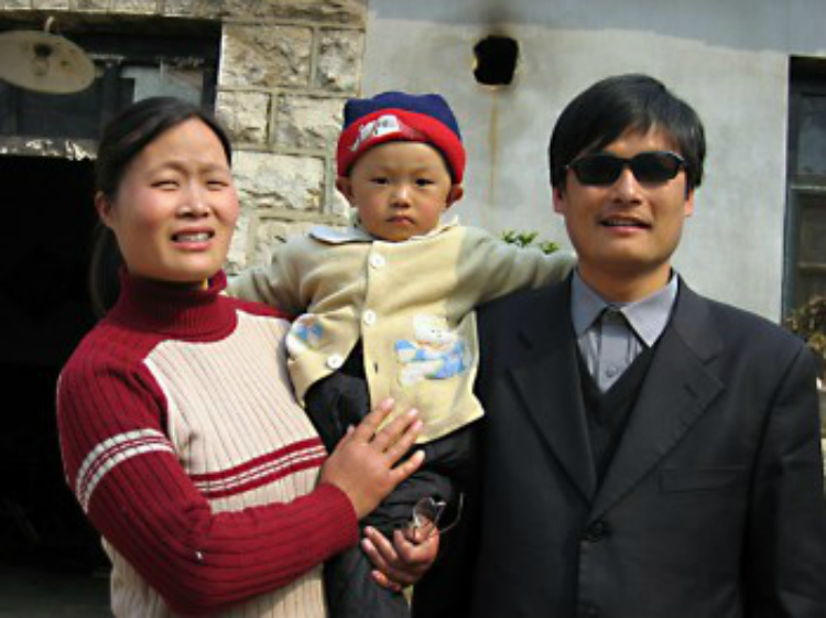 Uma foto tirada em março de 2005 mostra o ativista cego Chen Guangcheng (D) com sua esposa e filho (STR / AFP / Getty Images)
