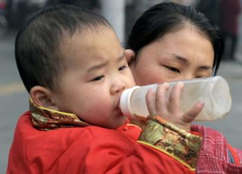 Descobriu-se que o leite em pó na China estava contaminado com melamina, um produto químico perigoso para a saúde (AFP / Getty Images)