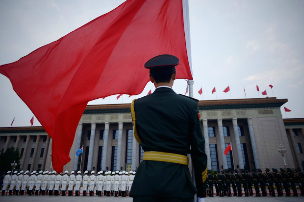 Como este guarda chinês, as autoridades frequentemente viram as costas para violações alimentares na China, permitindo que os problemas se multipliquem (Wang Zhao/AFP/Getty Images)