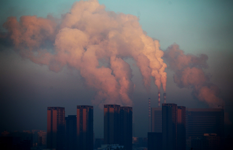 Uma usina térmica é mostrada liberando poluição pesada no ar em Changchun, na província de Jilin, China (STR / AFP / Getty Images)