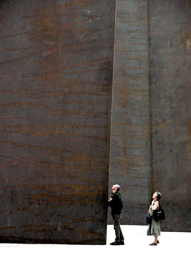 Pessoas observando o trabalho de Richard Serra (www.bloglovin.com)