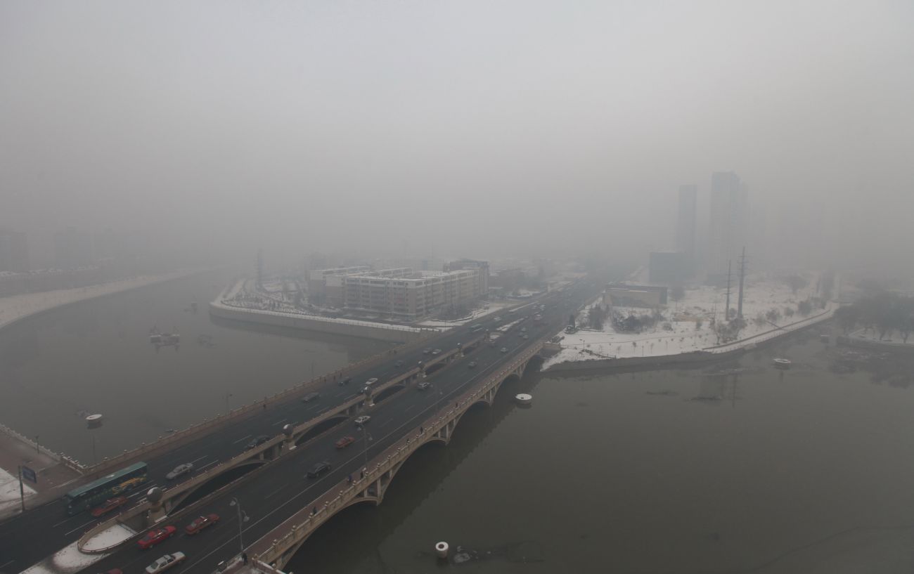 Esta foto tirada em 08 novembro de 2015 mostra um bloco residencial coberto de fumaça em Changchun, província de Jilin, nordeste da China (STR / AFP / Getty Images)