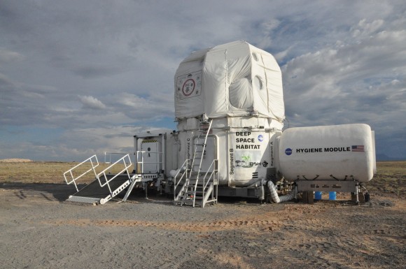 A versão de 2011 do habitat espacial num centro de testes no deserto (Desert RATS), durante testes de campo (NASA)