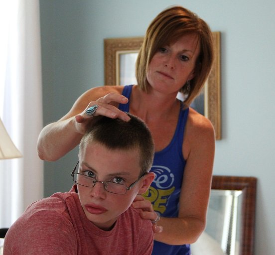 Shannon Coconis aplica óleos essenciais em seu filho Sam, para ajudá-lo a lidar com o autismo (Cortesia do Wexner Medical Center, de OSU)