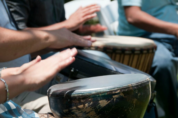 O tambor é um instrumento importante na terapia musical. Você não pode tocar uma nota errada em um tambor (Cortesia de Kat Fulton)