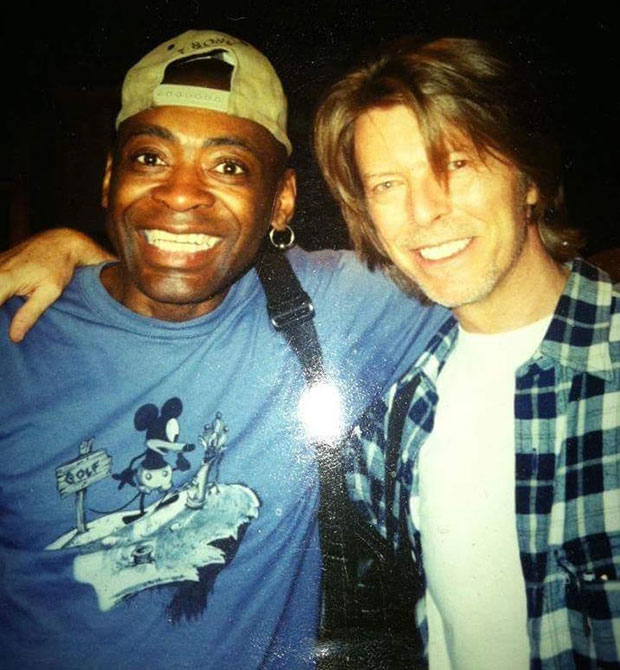 Dennis Davis e David Bowie no início de 2000 em Nova Iorque. (Cortesia / Dennis Davis)