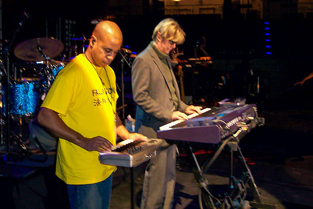 Sterling Campbell e David Bowie executam verificação de som antes de um show em 2002 (Cortesia / Mark Plati)
