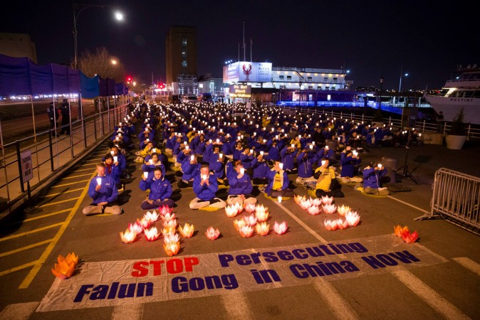 Praticantes do Falun Gong seguram velas próximos ao consulado chinês em Manhattan, Nova York, em 25 abril de 2015 (Edward Dai/Epoch Times)