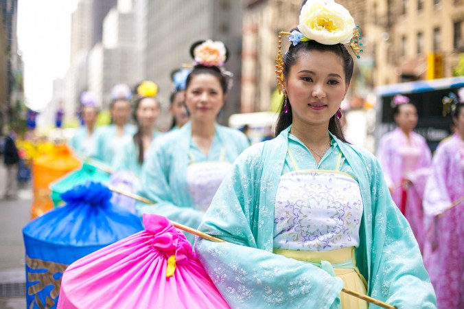 Praticantes do Falun Gong participam de um desfile em Manhattan em 14 de maio de 2014 (Samira Bouaou/Epoch Times)