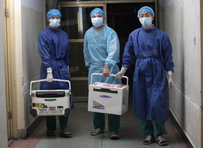 Médicos chineses carregam órgãos frescos para transplante num hospital na província de Henan em 16 de agosto de 2012. (Captura de tela/Sohu.com)