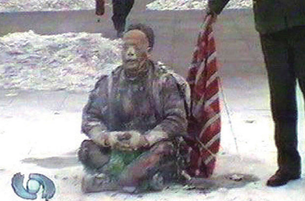Cena do vídeo mostrando a “auto-imolação” de Tiananmen em 2001. Entretanto, o ato foi desmascarado como sendo fabricado pelo Regime Comunista Chinês (Screenshot via CCTV)