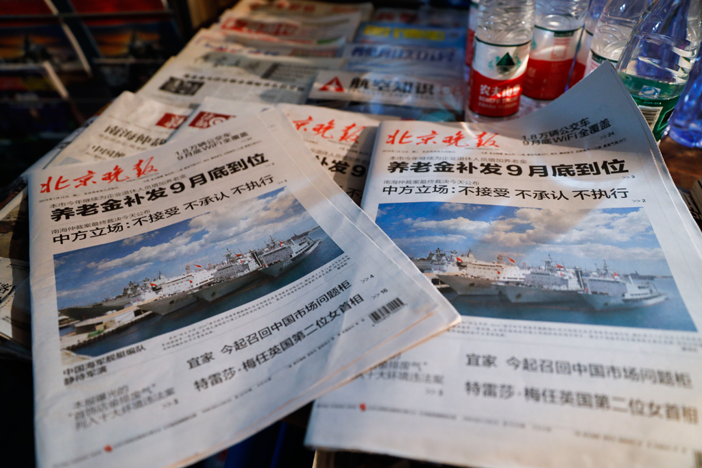 Jornais do Beijing Evening News com manchetes dos exercícios da frota naval chinesa no Mar do Sul da China, numa loja em Pequim em 12 de julho. (Lintao Zhang/Getty Images)