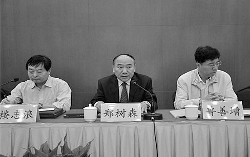 Zheng Shusen (no centro), um prolífico cirurgião de fígado que também dirige uma organização que incita o ódio contra a prática espiritual do Falun Gong. (WOIPFG)