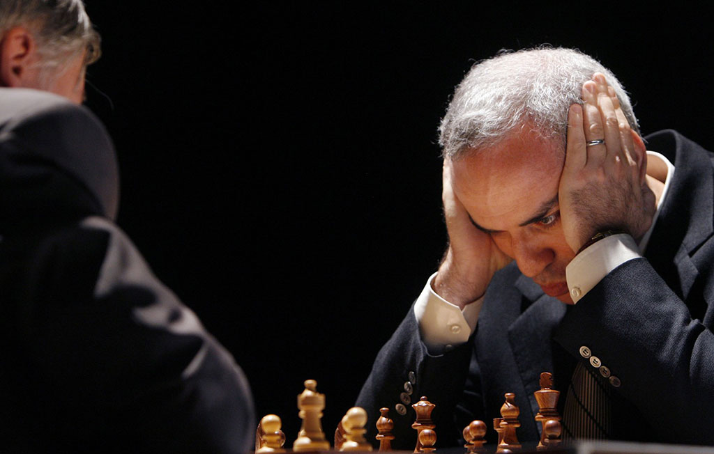 Garry Kasparov e Anatoly Karpov, dois campeões mundiais de xadrez, durante disputa em Valência, Espanha, 2009 (AP Photo / Alberto Saiz)