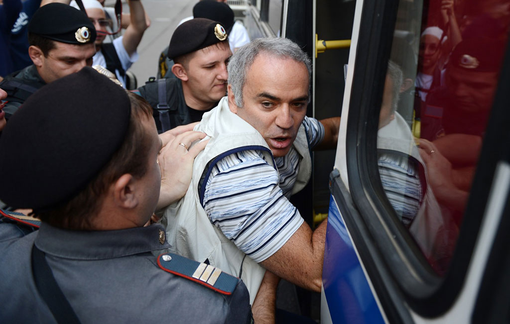 Polícias russos detem o ex-campeão mundial de xadrez, Garry Kasparov, do lado de fora de um tribunal em Moscou, 2012 (ANDREY SMIRNOV / AFP / Getty Images)