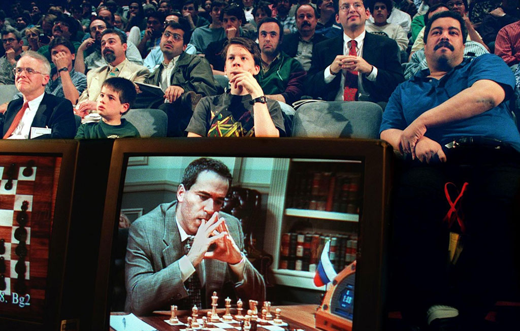 Fãs assistem ao quinto jogo entre Garry Kasparov e o computador Deep Blue, da IBM, em Nova York, 1997 (STAN HONDA / AFP / Getty Images)