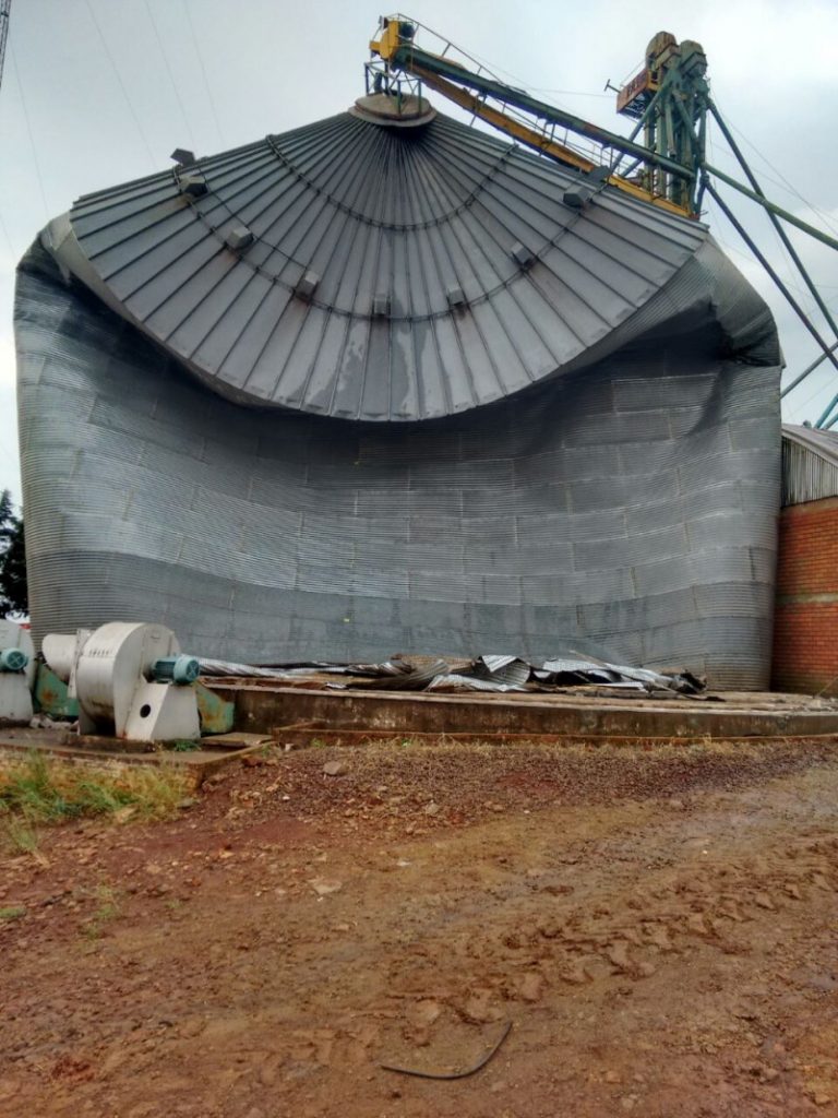 Intensas rajadas de vento chegaram a torcer um cilo no município de Rosário do Sul (Divulgação/Defesa Civil RS)