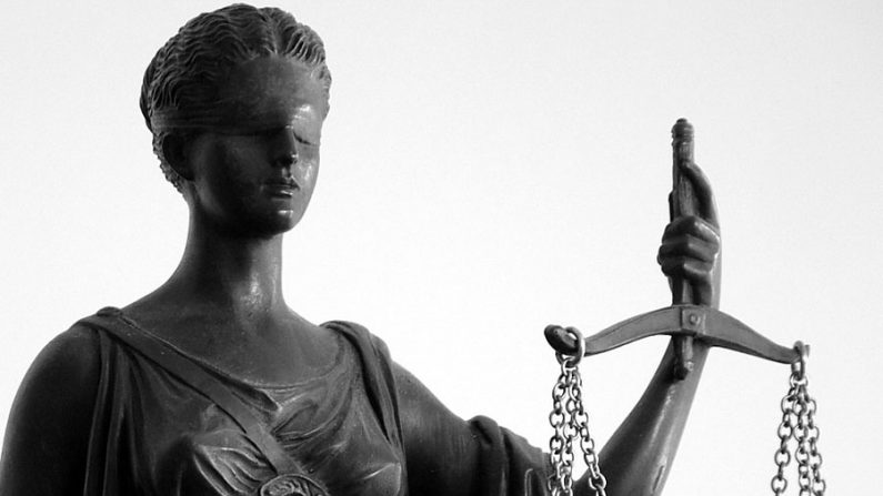 A estátua da justiça está vendada para representar o julgamento sem inclinações (Internet)