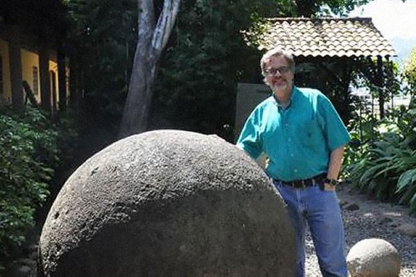 John Hoopes, um professor de antropologia da Universidade do Kansas e diretor do Programa de Estudos das Nações Indígenas Globais, com uma esfera de pedra (Cortesia/John Hoopes)