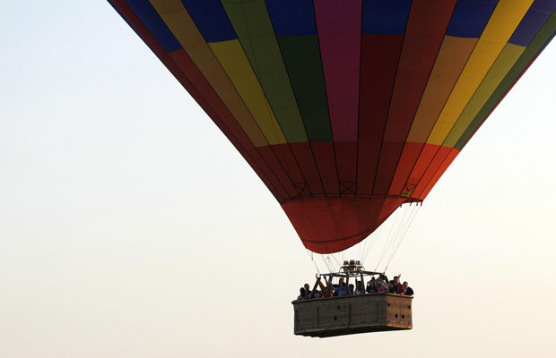 Passeio de balão no Reino Unido está entre as opções de experiências (Jean Christophe Verhaegen/AFP)