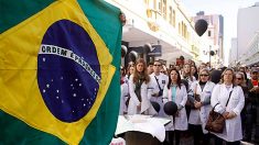 Médicos cubanos no Brasil são espiões comunistas, afirma escritor