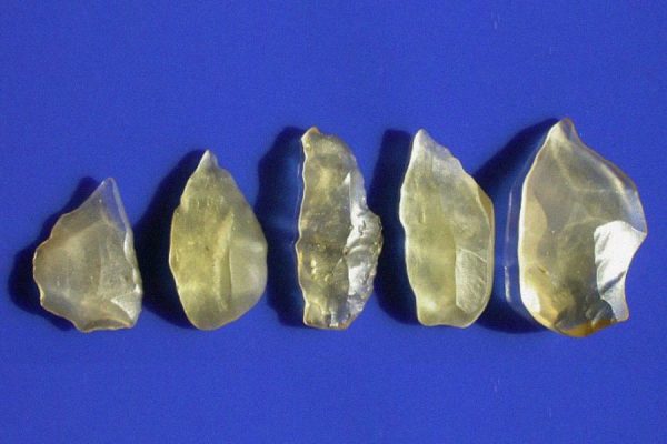 Vidros do deserto da Líbia, jóias de 26,6 g (Reprodução/Marmet Meteorits)