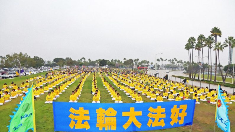 Mais de 2 mil praticantes do Falun Gong meditam juntos na Califórnia