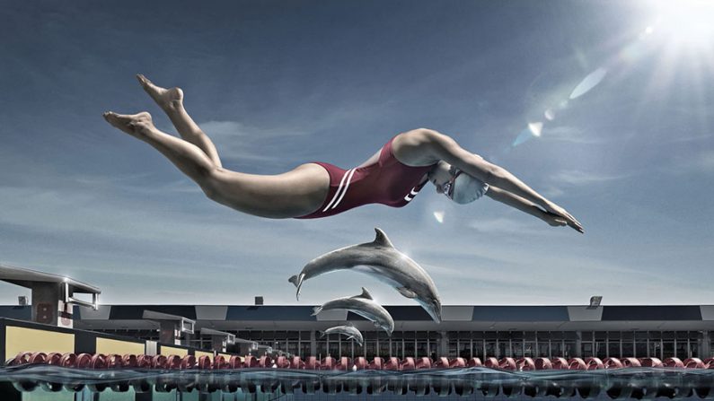 Nadadora compete com os golfinhos (Cortesia/Stuffki)