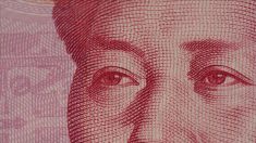 Empresários chineses recolhem seu dinheiro e fogem