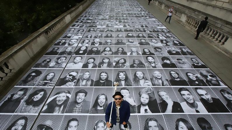O projeto "Inside Out" é composto por imagens gigantes em preto e branco de anôminos que ficam espalhadas por Londres, Inglaterra (Peter Macdiarmid/Getty Images)