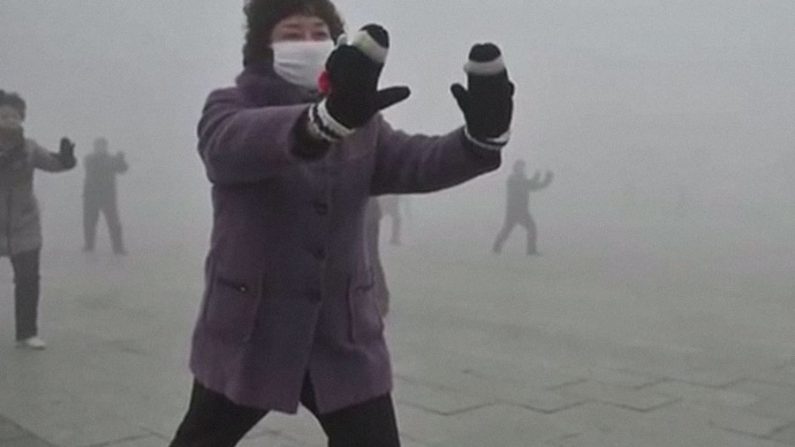 Chineses praticando qigong com máscaras para filtrar a poluição do ar em Pequim, na China (Cortesia/China Uncensored/NTDTV)