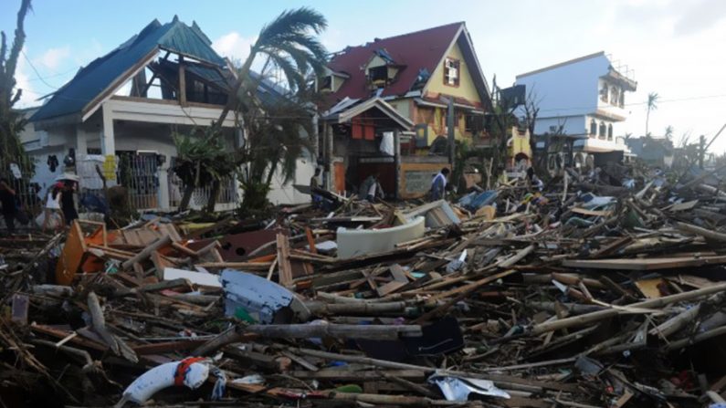 Escombros e casas destruídas na cidade de Palo, Filipinas, após passagem do super tufão Yolanda (Noel Celis/AFP/Getty Images)
