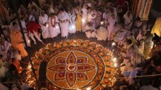 Viúvas da Índia celebram o 1º Festival das Luzes depois de décadas de exclusão