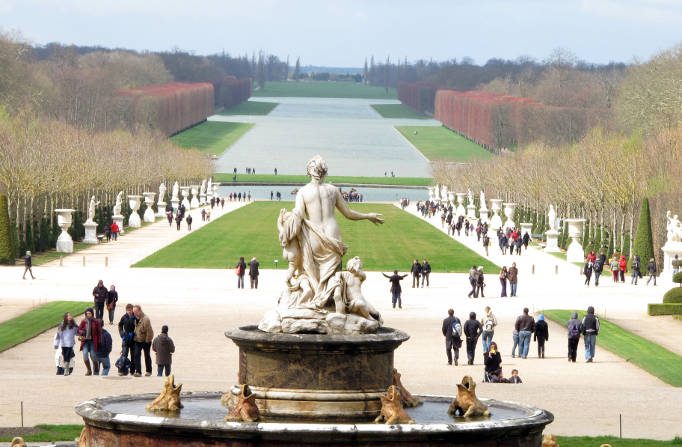 Foto de pessoas andando nos jardins do Palácio de Versalhes (BORIS HORVAT/AFP/Getty Images)