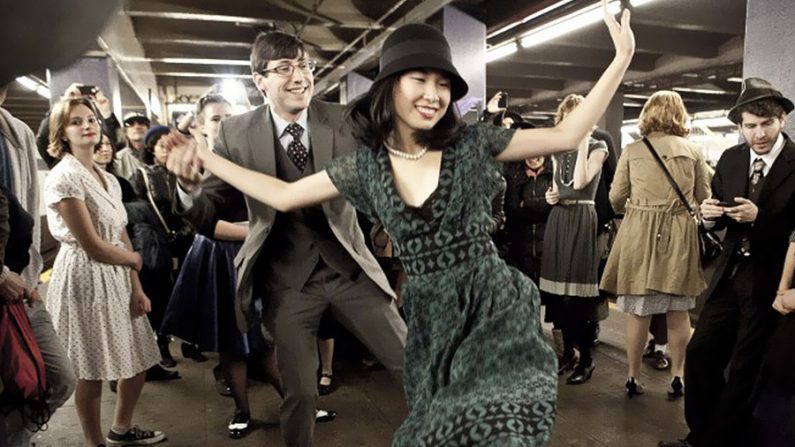 Pessoas dançam na estação de metro da 2º Avenida de Nova York como roupas típicas dos anos 1920 (Samira Bouaou / Epoch Times)