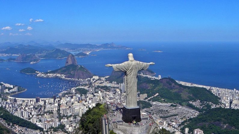 Vista panorâmica do Cristo Redentor. É possível observar o Pão de Açúcar e a Baía de Guanabara, com a Enseada de Botafogo ao centro (Artyominc/CC BY 3.0)