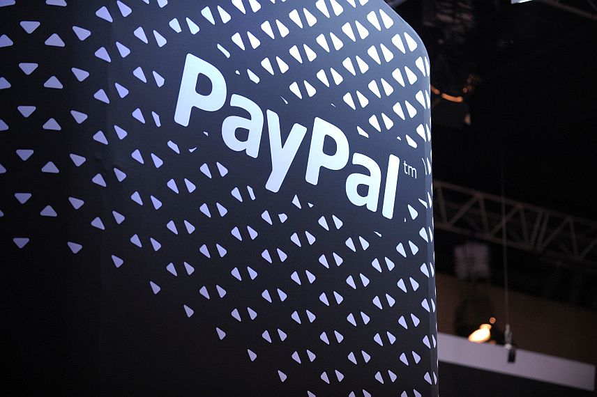 O logotipo do serviço de pagamento online PayPal é retratado no evento LeWeb 2013, perto de Paris, em 10 de dezembro de 2013. O PayPal é um dos serviços mais antigos e utilizados de carteira eletrônica para compras online (Eric Piermont/AFP/Getty Images)