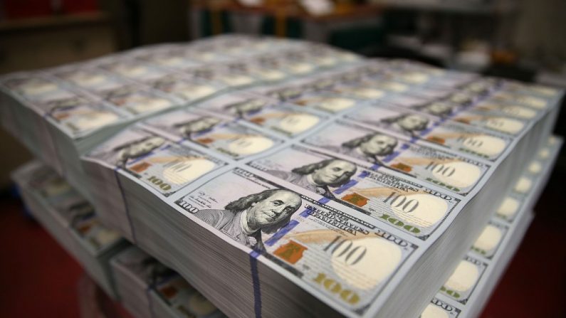 Dólar volta a encostar em R$ 5,60 influenciado por decisão de Trump