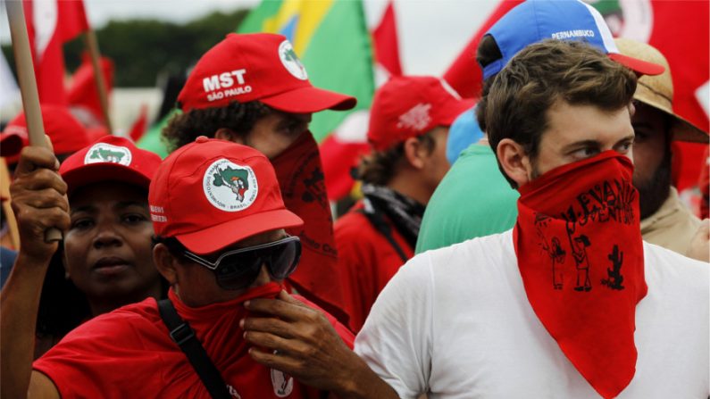 Membros do MST protestam em frente ao Palácio do Planalto, Brasília (Beto Barata/AFP/Getty Images)
