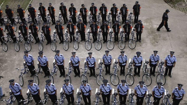 A polícia chinesa na delegacia de Shuijing, em Shenzhen, província de Guangdong, China (China Photos/Getty Images)