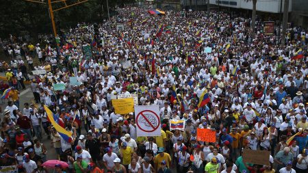 Protestos aprofundam crise econômica na Venezuela