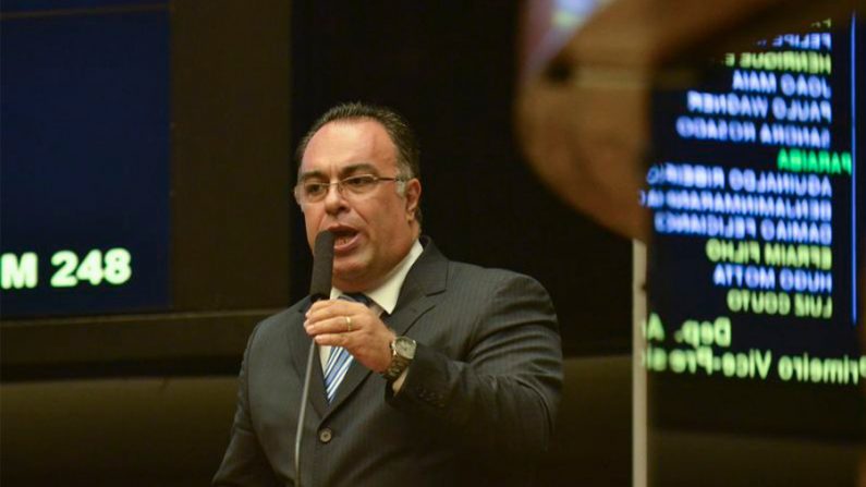 André Vargas renuncia a vice da Câmara