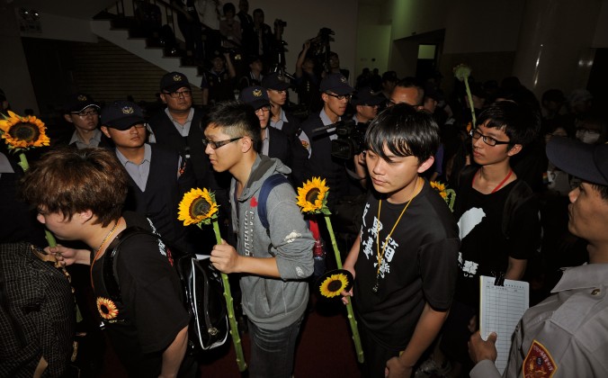 Estudantes de Taiwan desocupam o Parlamento, mas prometem continuar