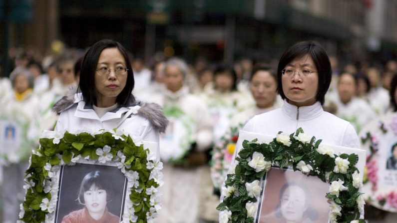 Na China milhares de pessoas são assassinadas todos os anos pelo regime, como mostrado na foto onde praticantes do Falun Gong seguram retratos de vítimas do Partido Comunista Chinês (Epoch Times)