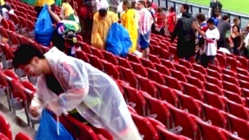 Japoneses dão exemplo e recolhem lixo do estádio após jogo de estreia