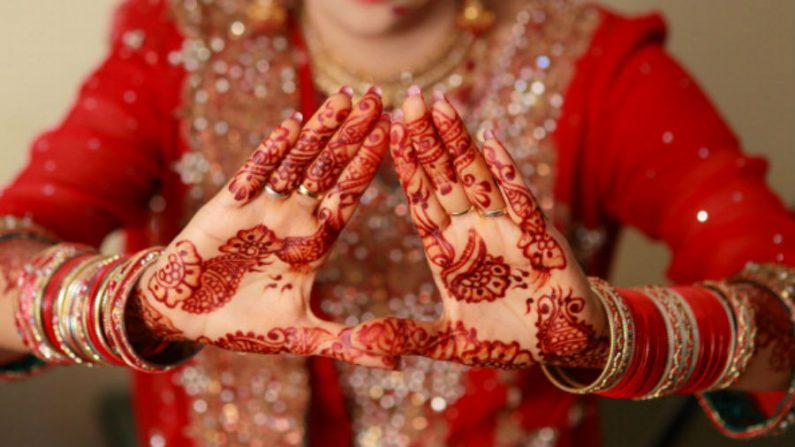 Noiva com desenhos de henna feitos para o dia de seu casamento (Getty Images)
