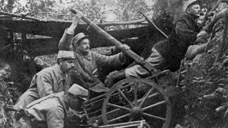 Tropas francesas usando uma catapulta para lançar granadas de mão contra as trincheiras alemãs durante a Primeira Guerra Mundial (Imagem de domínio público)